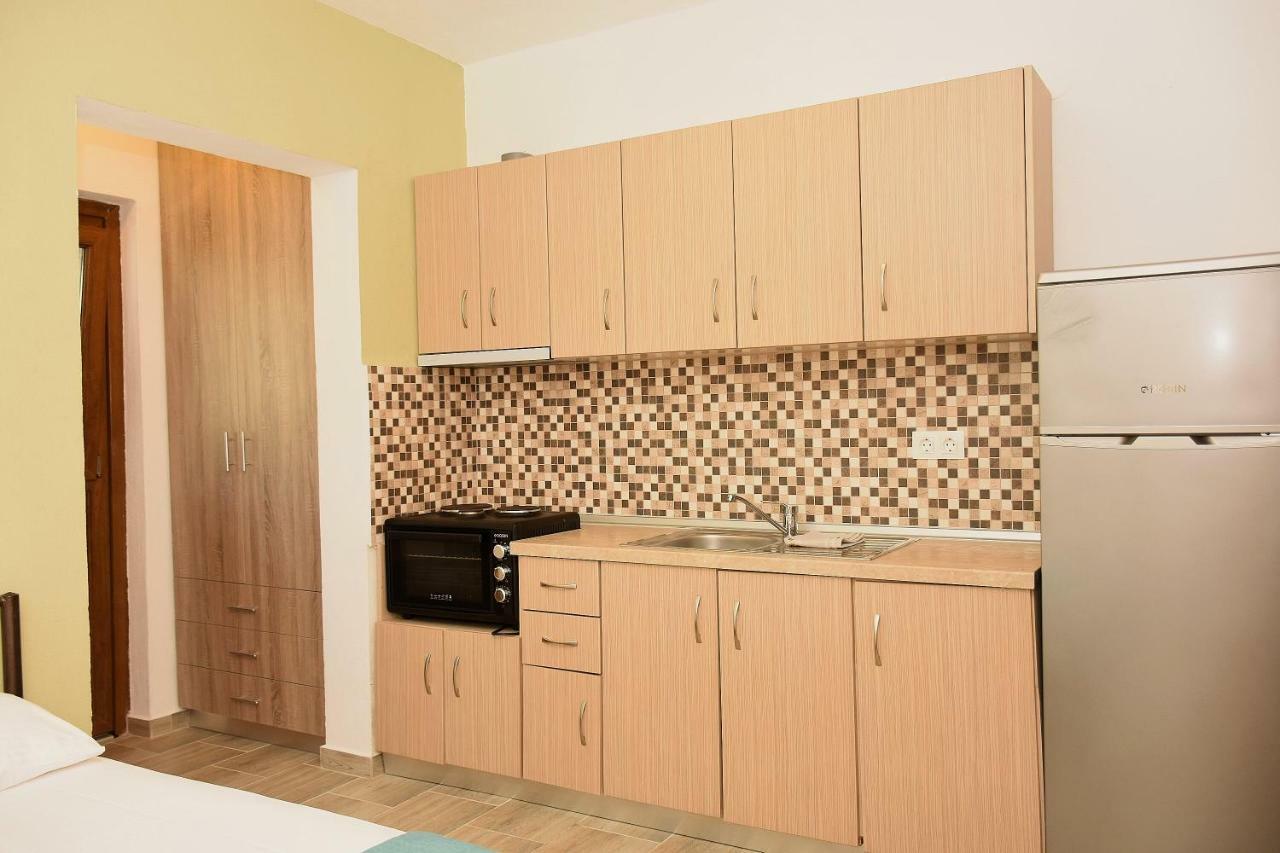 Anna Pousi Studios & Apartment Ormos Panagias Exteriör bild